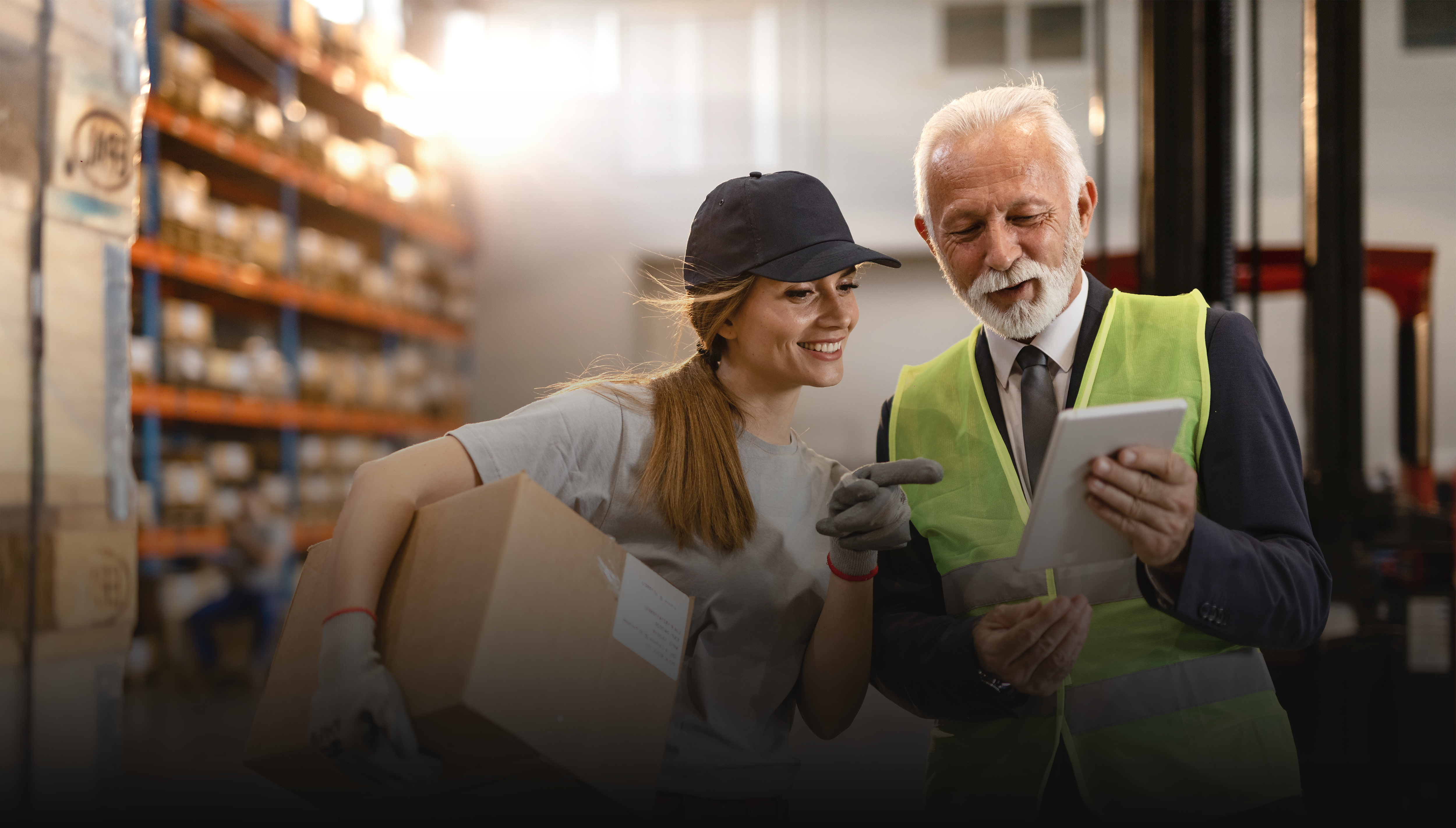 mulher e homem trabalhando em um estoque